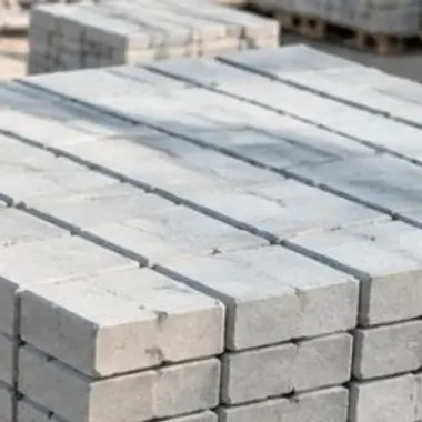 Paver intertravado de concreto empilhado em palete