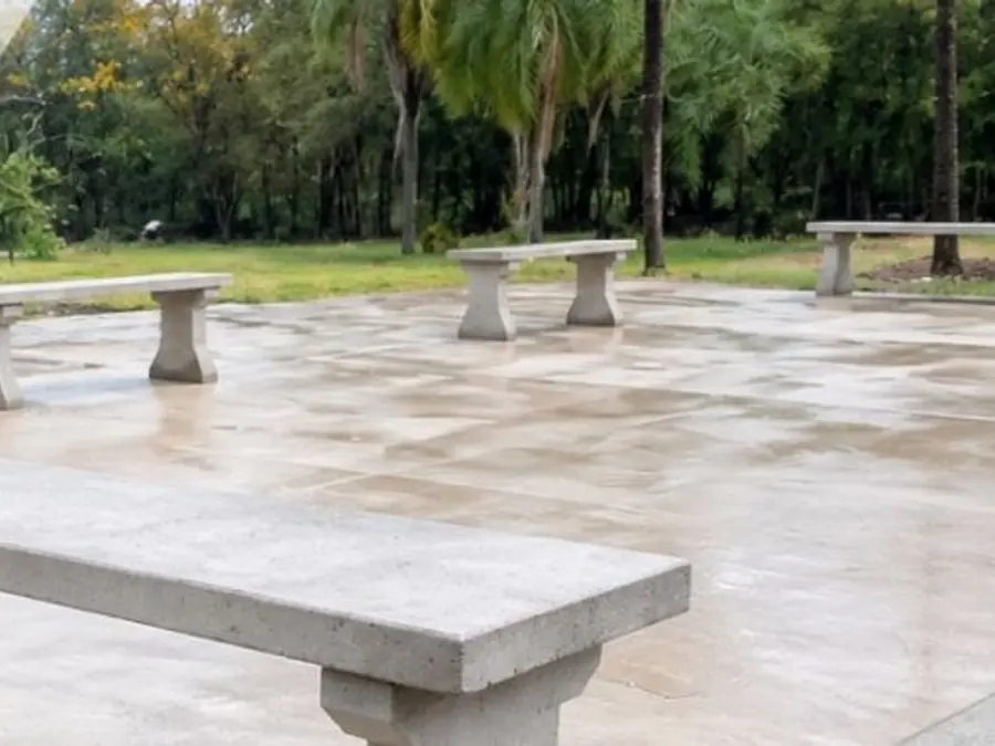 Banco de praça sem encosto de concreto — Delta Artefatos de Concreto